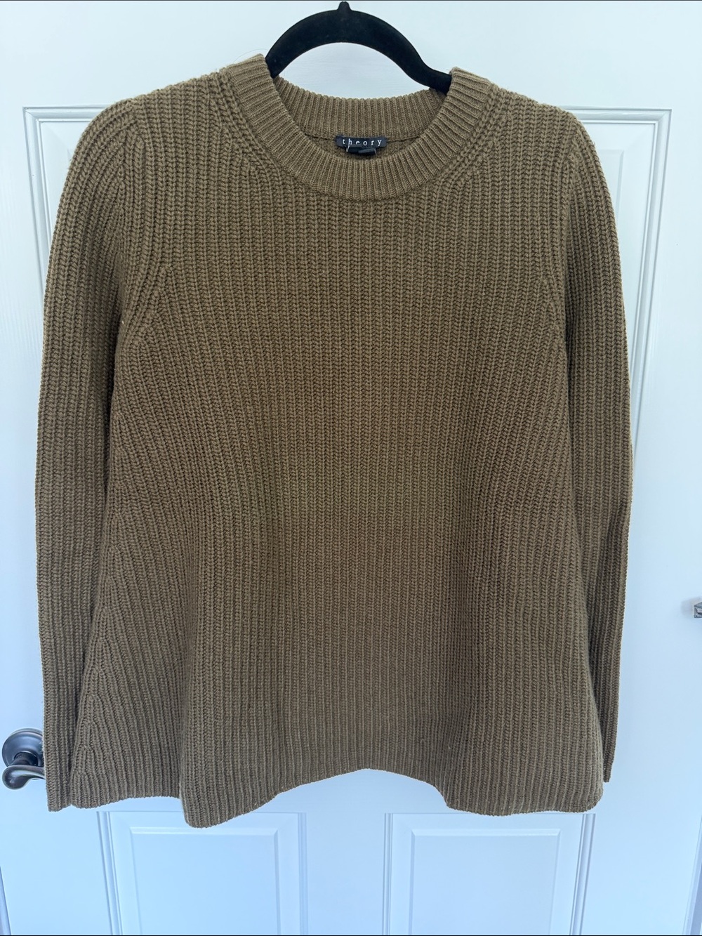 ✨cozy comfort✨Theory women’s Crewneck Sweater in olive green!